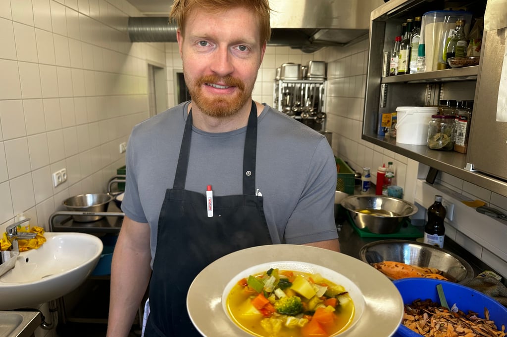 Im Waldorf-Kindergarten in Magdeburg wird in der hauseigenen Vollwertküche ausschließlich vegetarisch gekocht. Martin Körber präsentiert die bunte Gemüsesuppe.