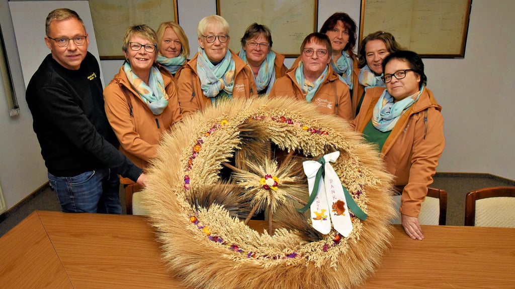 Yves Blume (l.), Geschäftsführer der Barbyer Agrar, mit den „Knüpperfrauen“ aus Groß Rosenburg, die den Sieger-Erntekranz des jüngsten Landeserntedankfestes nach Barby brachten. 