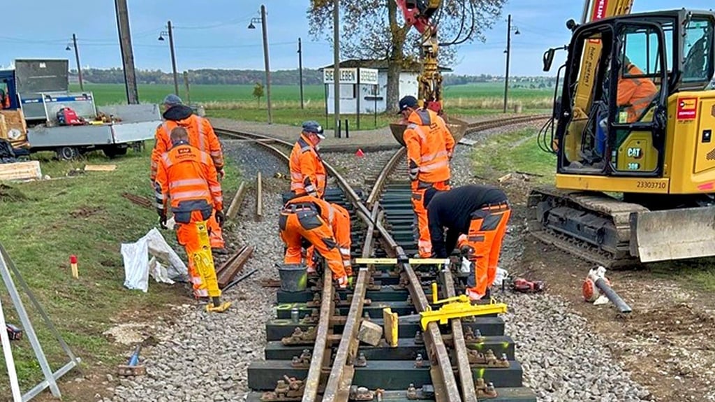 An der Station Gleisdreieck der Mansfelder Bergwerksbahn in Siersleben wurden Gleise und der Bahnübergang erneuert.