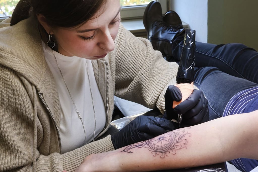 Die Tätowiererin Dara bei der Arbeit im Tattoostudio in Halle 