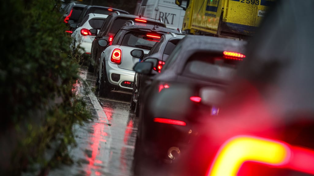 Von Stau zu Stau – Magdeburgs Brückenbaustellen bringen den Verkehr seit Monaten an seine Belastungsgrenze. 