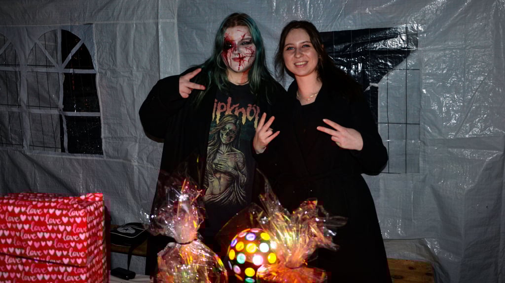 Joann Bross und Gina-Michelle Bross sind zwei der vielen gruseligen Helfer beim Weferlinger Spuk an der Burg.