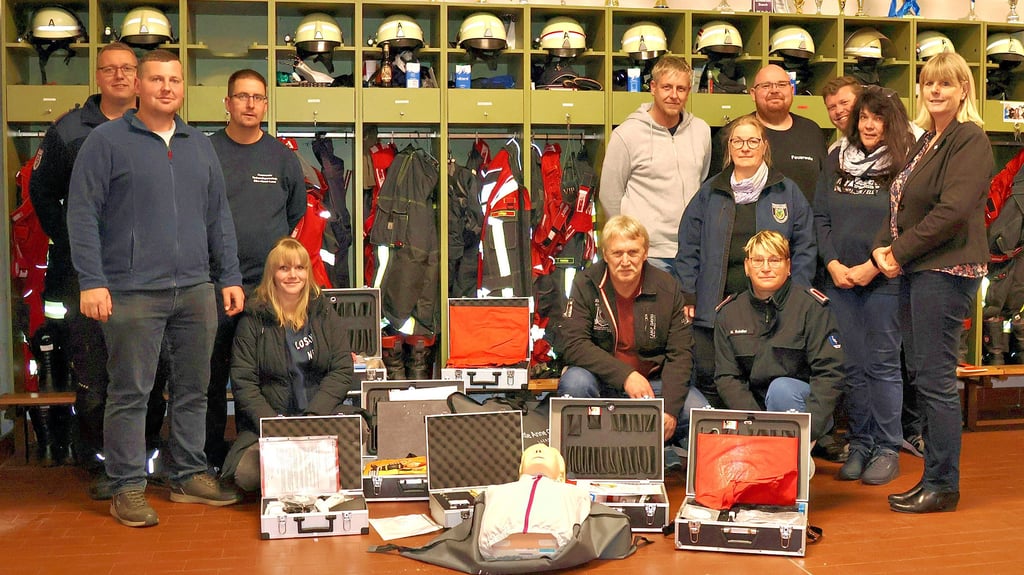 Die Kinder- und Jugendgruppen der Ortswehren in der Verbandsgemeinde Elbe-Havel-Land haben neue Themenkoffer für die Ausbildung bekommen. In Klietz wurden die Sets vorgestellt.