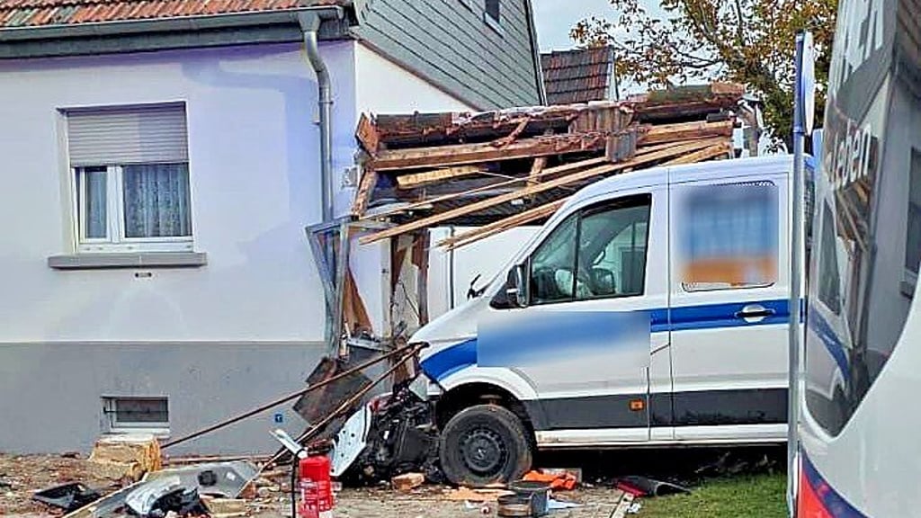 In Gerbitz ist ein Transporter in eine Hauswand gekracht. 