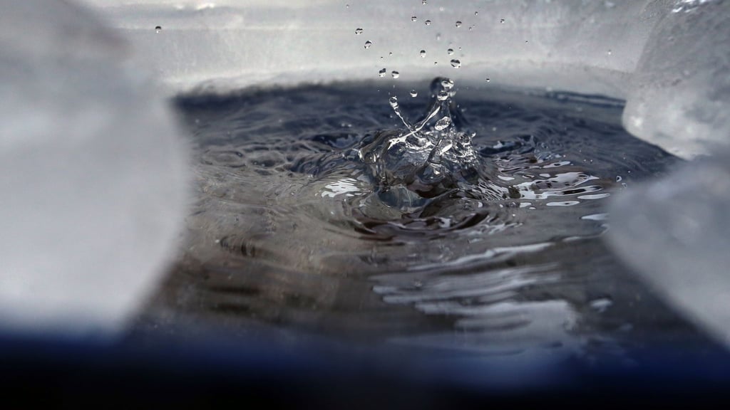 Eis vermeiden: So schützen Sie Ihre Regenwassertonne vor Frost.