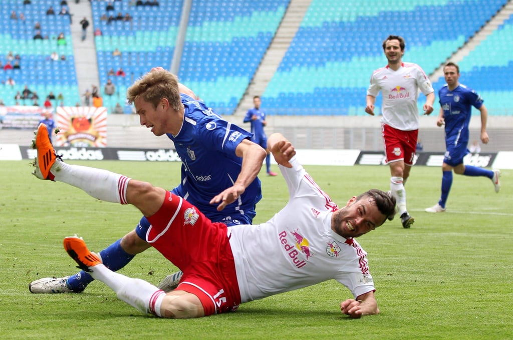 Das vorerst letzte Aufeinandertreffen vom 1. FC Magdeburg und RB Leipzig im April 2013. Im Bild: Magdeburgs Florian Beil und Leipzigs Bastian Schulz.