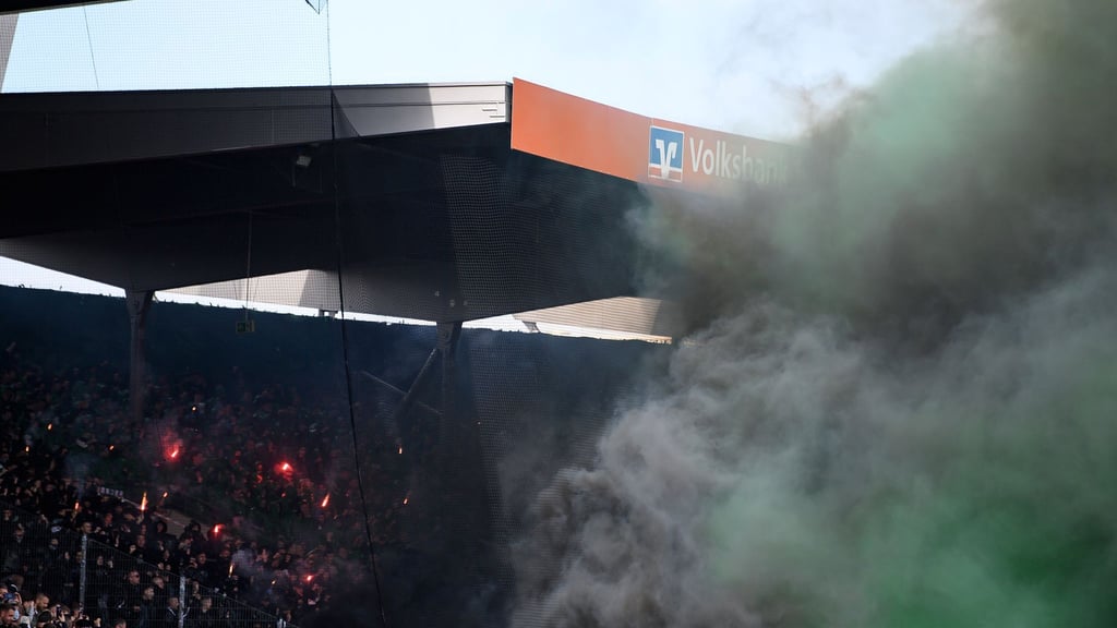 Pyrotechnik gehöre nicht in Fußballstadien, sagt Niedersachsens Innenministern Daniela Behrens (SPD). (Symbolbild)