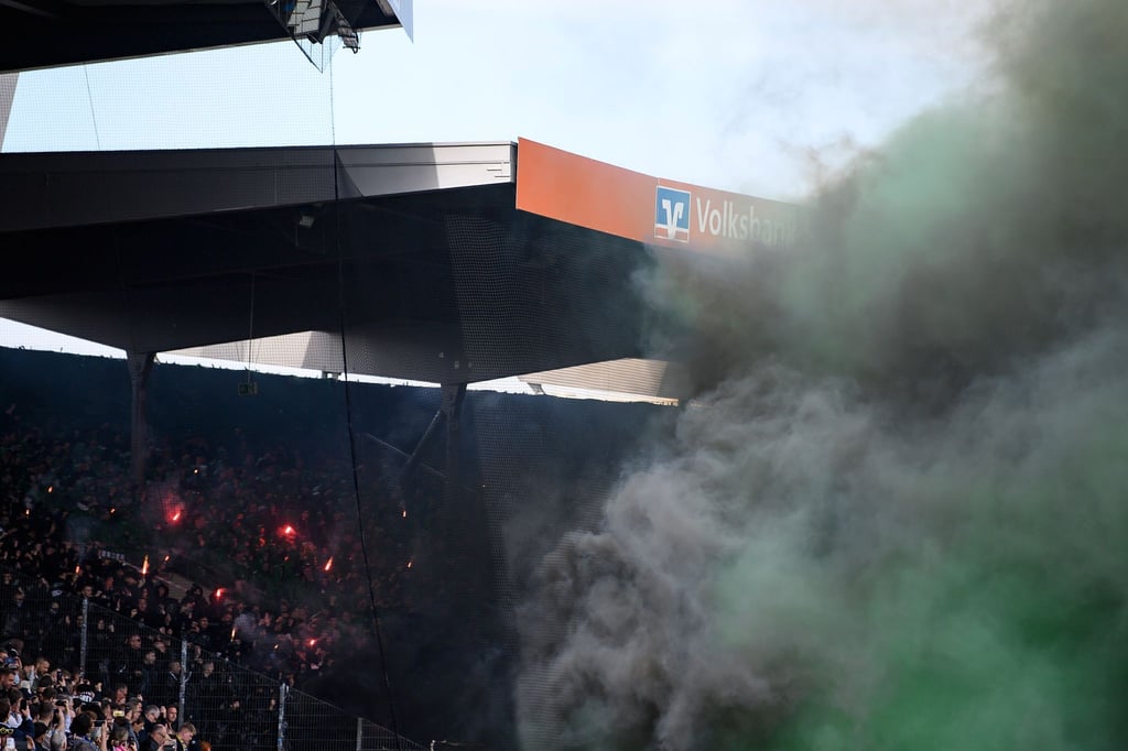 Pyrotechnik gehöre nicht in Fußballstadien, sagt Niedersachsens Innenministern Daniela Behrens (SPD). (Symbolbild)