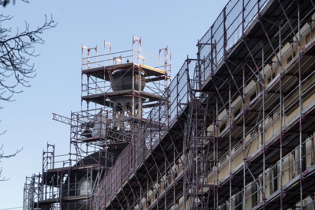 Turmknopffest bei der umfangreichen Sanierung des unter Denkmalschutz stehenden Gebäudes der Landespolizeidirektion in Erfurt.