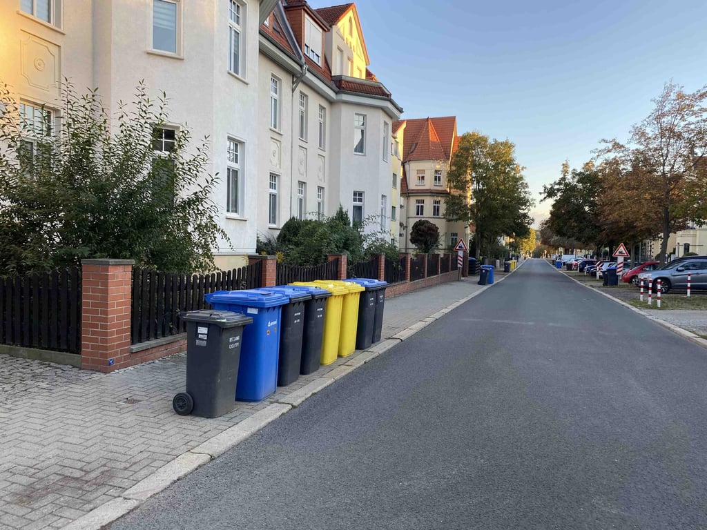 Mülltonnen warten auf ihre Abholung.