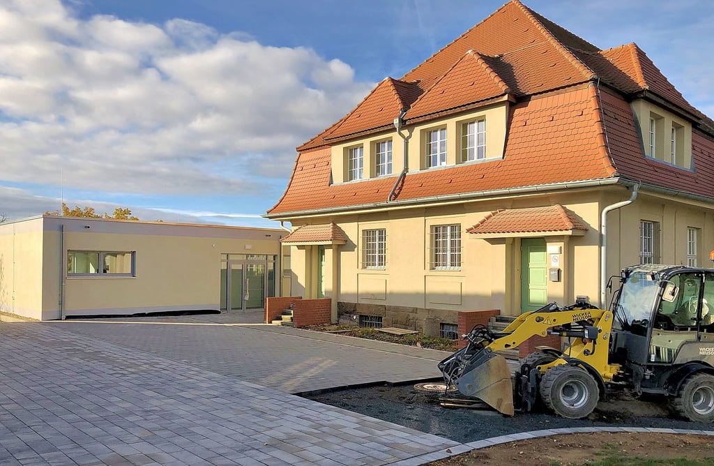 Der Außenbereich samt Fußweg vor der alten Turnhalle in Osterfeld ist fast fertig.