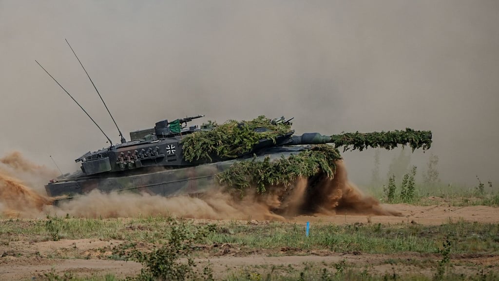 Der Kampfpanzer Leopard 2 benötigt sehr viel Kraftstoff im Einsatz. Der Panzer kann auch mit sogenannte e-Fuels fahren.