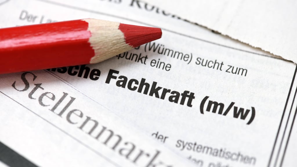 Wegen wirtschaftlicher Probleme sind Arbeitgeber derzeit mit Neueinstellungen zurückhaltend. Wenn doch, dann suchen sie vor allem Fachkräfte.