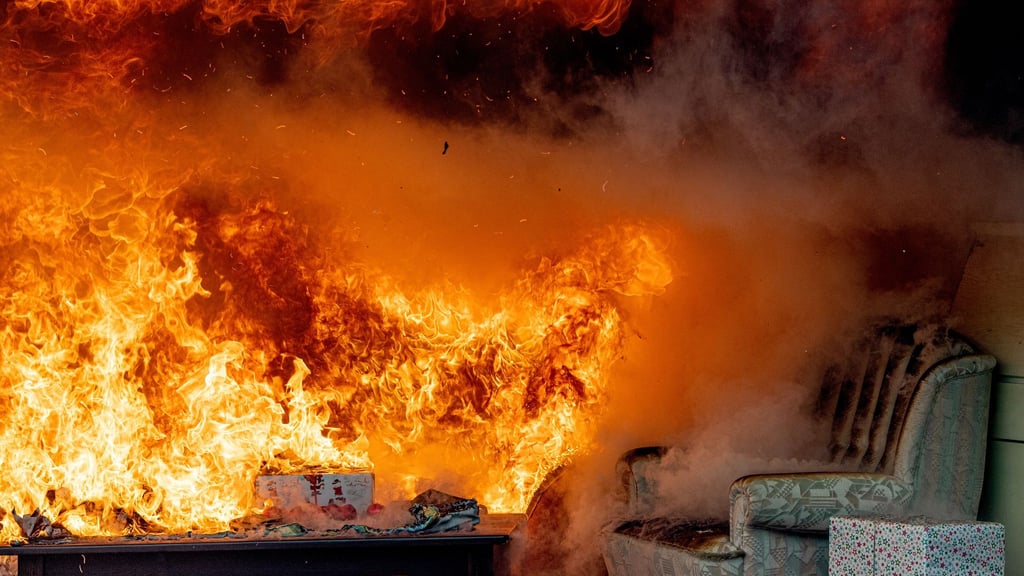 Brände in der Wohnung erfordern besonnenes Handeln: Selbstschutz hat immer höchste Priorität.