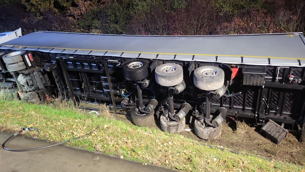 In der Nacht zum Montag ist es auf der A 9 an der Anschlussstelle Wiedemar  zu einem Lkw-Unfall gekommen.