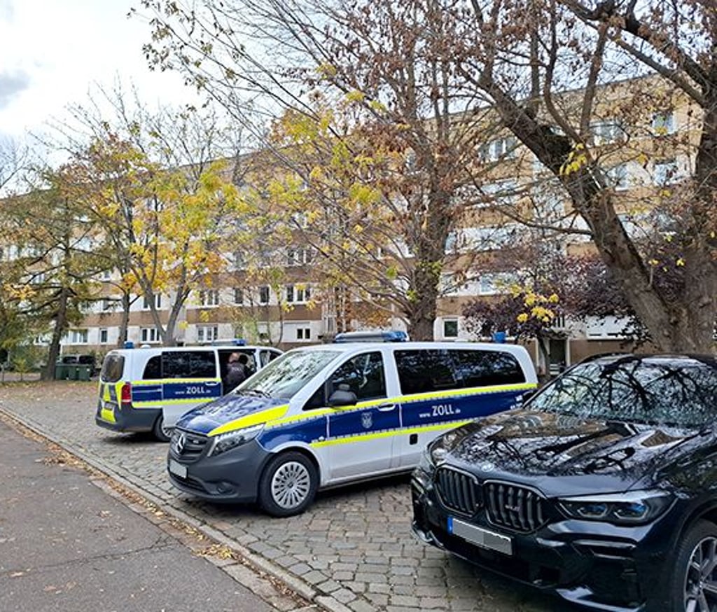 Die Autos des Zolls parkten in der Kavalierstraße.