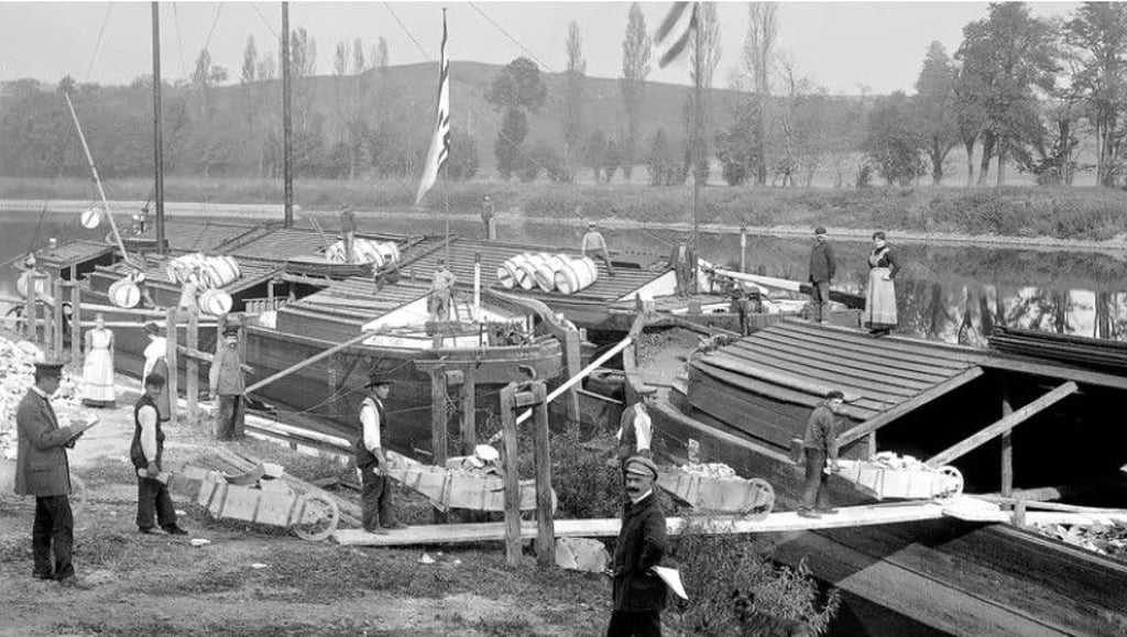 Arbeiter beluden einen Frachtkran mit Kaolinresten.