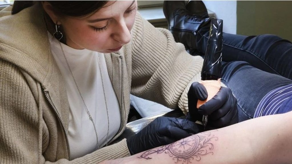 Die Tätowiererin Dara bei der Arbeit im Tattoostudio in Halle