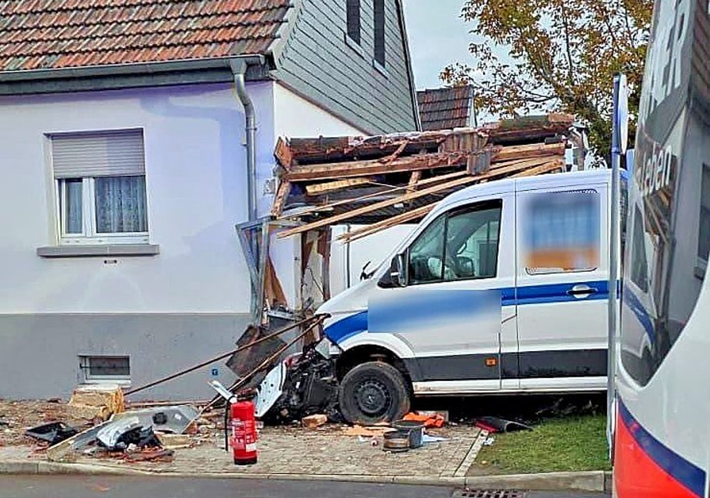 In Gerbitz ist ein Transporter in eine Hauswand gekracht. 
