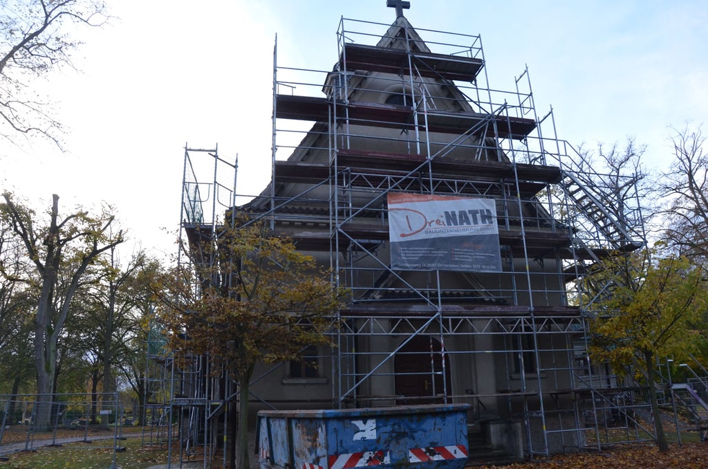 Die eingerüstete Trauerhalle auf dem Friedhof Oschersleben