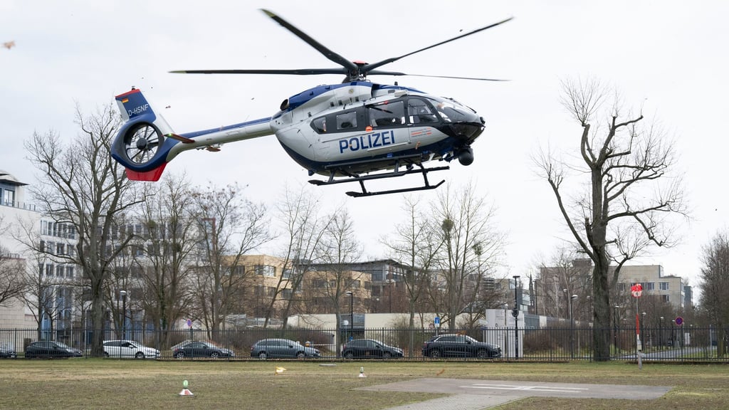 Der angeforderte Hubschrauber zur Vermisstensuche musste umkehren und zum Standort nach Dresden zurückfliegen. (Symbolbild)