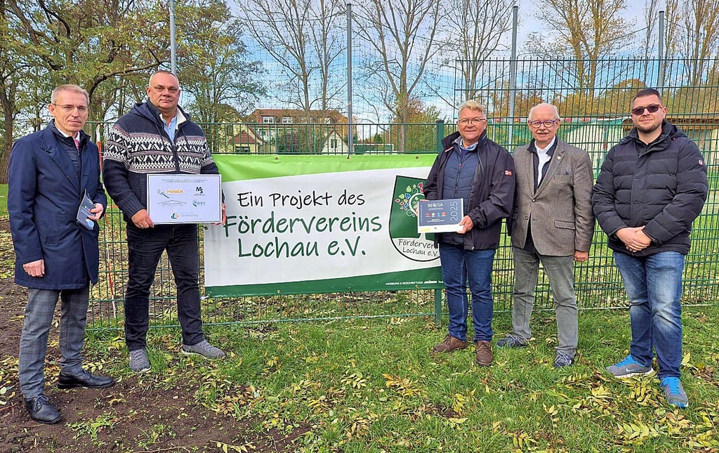 Torsten Ringling (von l. nach r.), Michael Arlet, Uwe Witczak, Andrej Haufe und Tobias Müller bei der Schildübergabe. 
