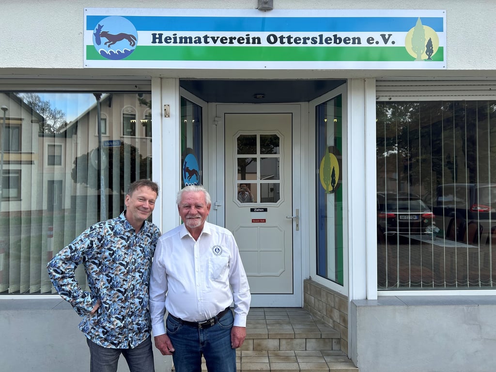 Holger Paech und Kurt Petzerling vom Heimatverein Ottersleben vor ihrem Vereinsheim am Eichplatz in Magdeburg. 