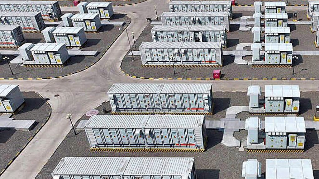 Blick auf eine moderne Batteriespeicheranlage, wie sie auch in Marke entstehen könnte.