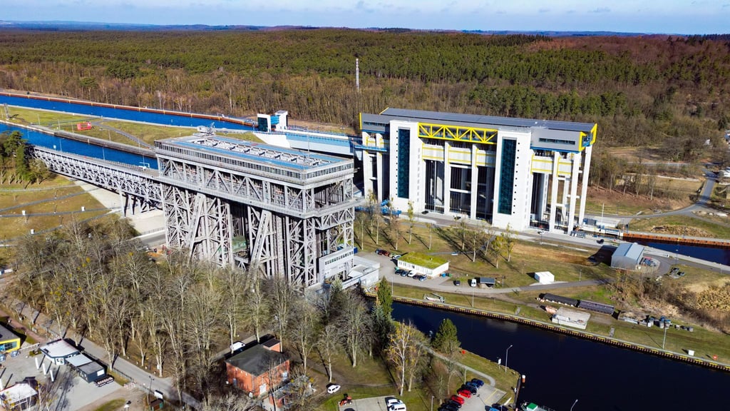 Mit den Schiffshebewerken in Niederfinow überwinden Schiffe auf der Oder-Havel-Wasserstraße einen Höhenunterschied von 36 Metern. (Archivbild)