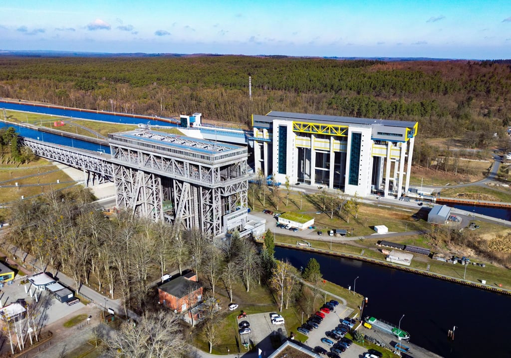 Mit den Schiffshebewerken in Niederfinow überwinden Schiffe auf der Oder-Havel-Wasserstraße einen Höhenunterschied von 36 Metern. (Archivbild)