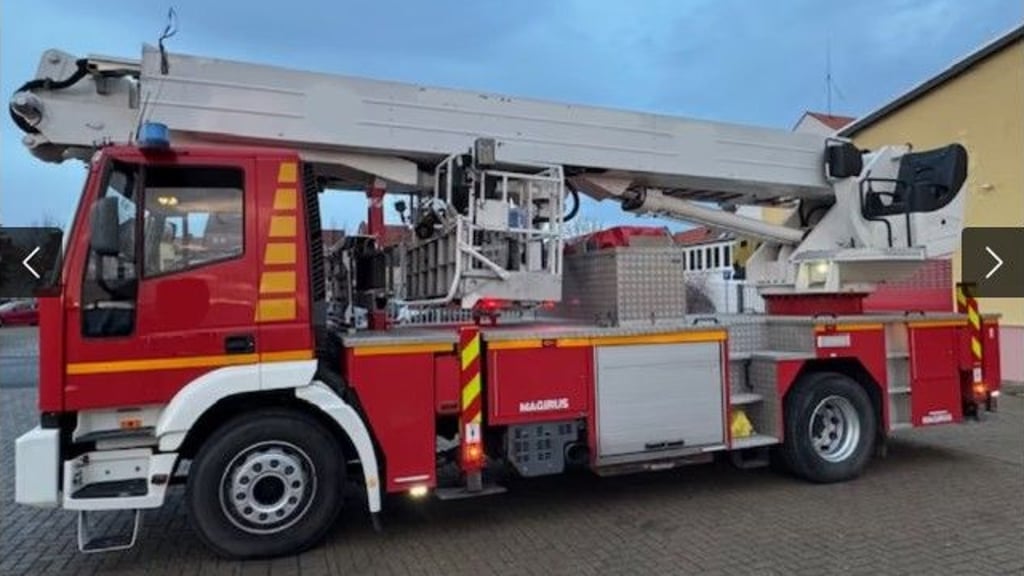 Die Stadt Falkenstein/Harz bietet eine ausgediente Drehleiter zum Kauf bei kleinanzeigen.de an. 