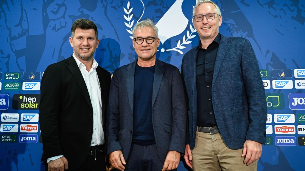 Laut Medien müssen die Geschäftsführer Markus Schütz (M) und Frank Briel (r) gehen. Ob Sportchef Andreas Schicker bleibt, ist offen. (Archivbild)