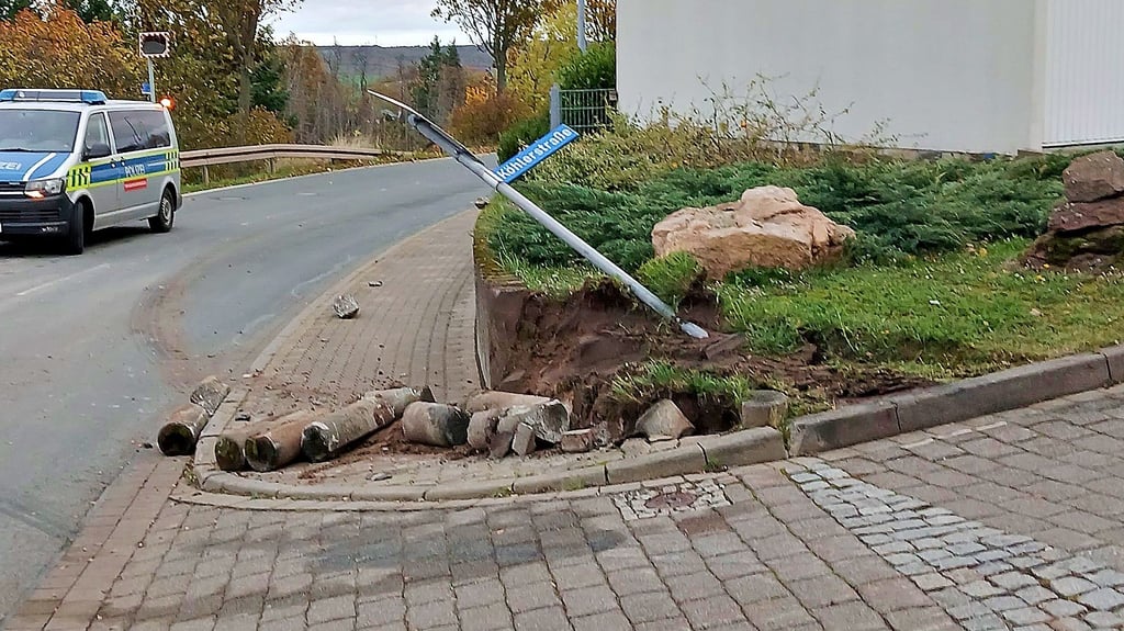 Palisaden wurden in Siebigerode  an der Köhlerstraße umgefahren.  