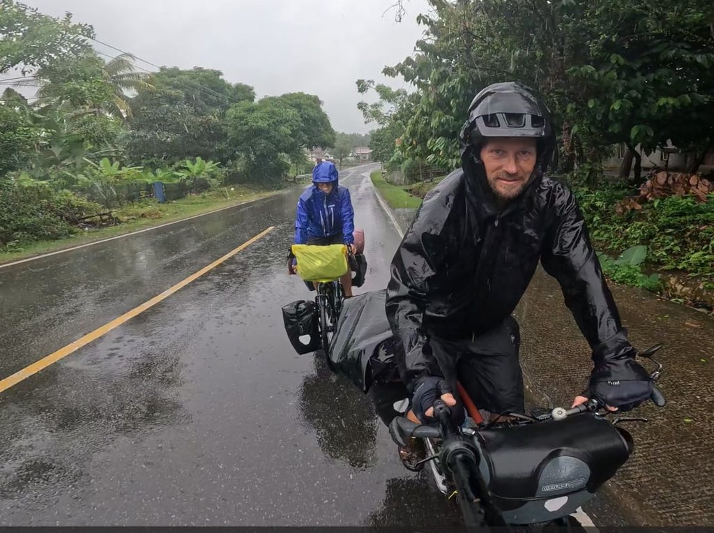 Fahrraderlebnis Indonesien: Auf Sumatra sind die beiden Hallenser in Dauerregen geraten.