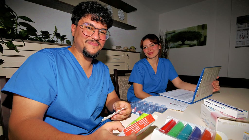 Mazen und Isra kümmern sich hier um die Medikamente der Patienten und verteilen sie nach dem Wochenplan. 