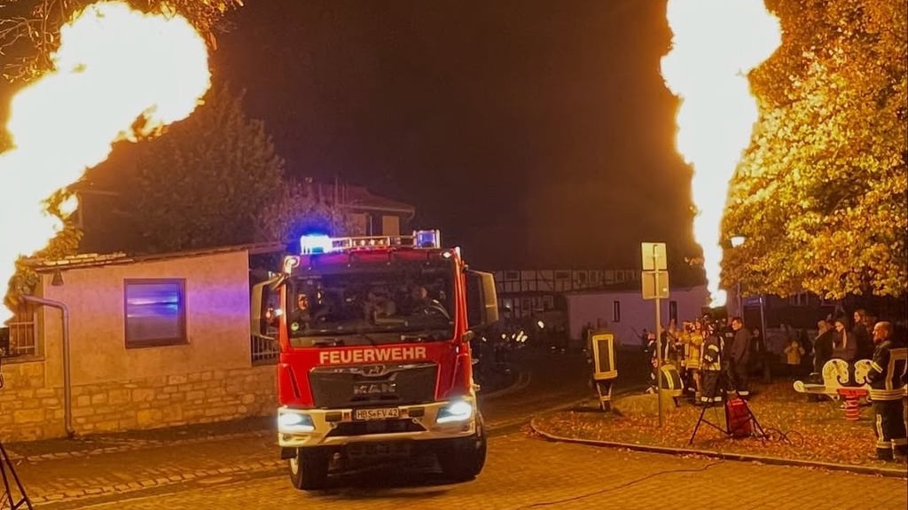 Kaum von den Kameraden begrüßt, wurde das neue Löschgruppenfahrzeug der Veltheimer Feuerwehr schon zu seinem ersten Einsatz gerufen.