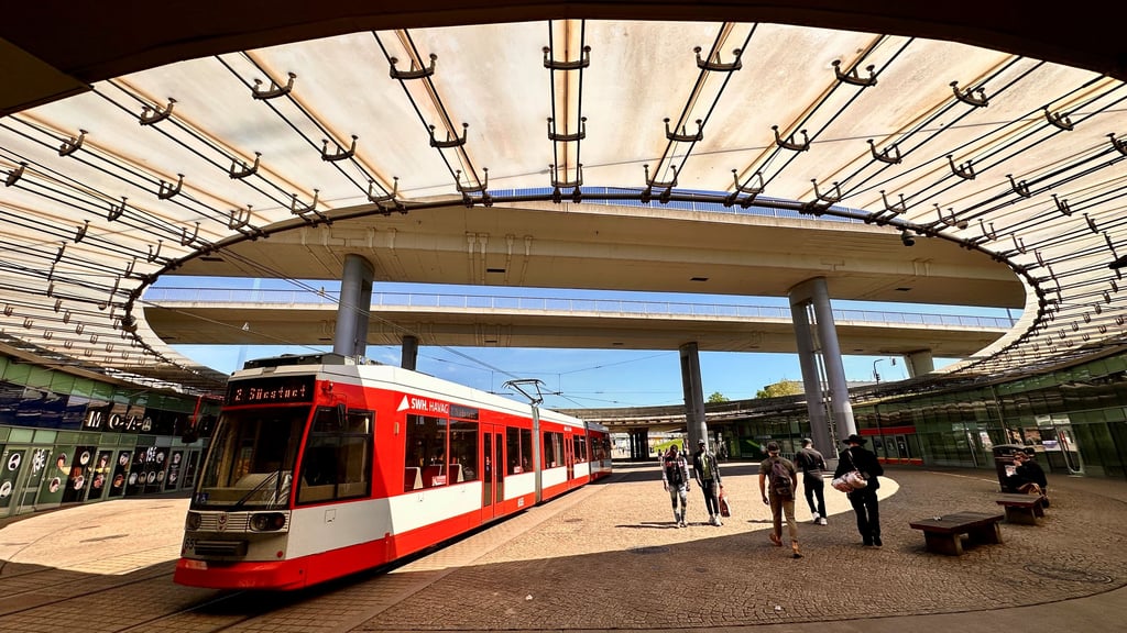 Ungewöhnliche Perspektive: das Rondell des Riebeckplatzes in Halle, aufgenommen aus der 360-Grad-Perspektive. Für den Bau des Zukunftszentrums und den Umbau des Riebeckplatzes spielt das Areal eine wichtige Rolle. Doch der eigentümer der Läden äußert Kritik an der Stadt.&nbsp;