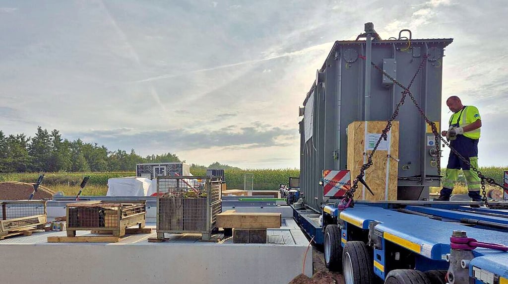 So sahen Bauarbeiten am Batteriespeicher kürzlich zum Beispiel bei Ecostor in Schuby (Schleswig-Holstein) aus: Anlieferung eines Trafos. 