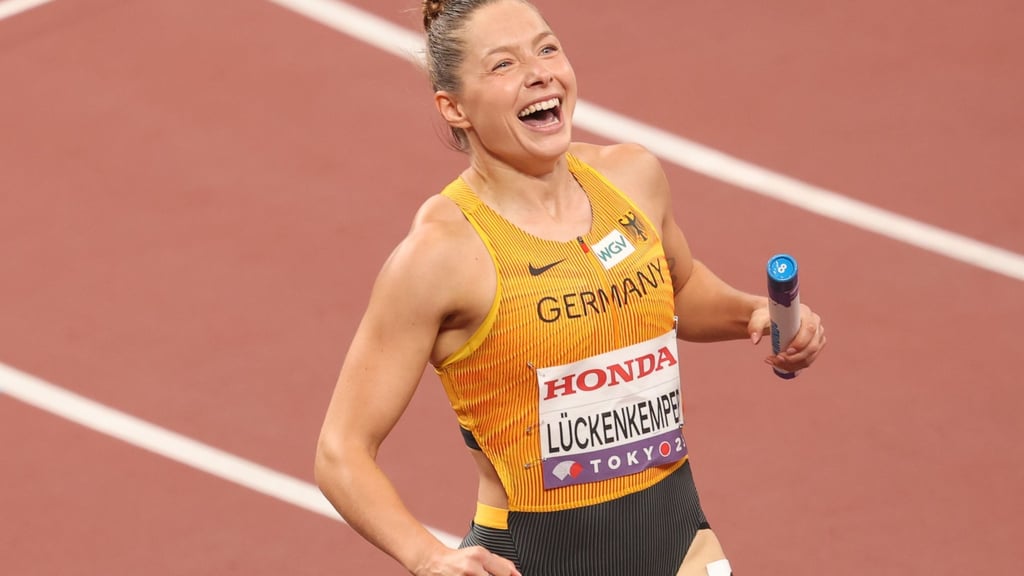 Gina Lückenkemper hat auch privat Grund zum Strahlen: Die Sprinterin und ihr langjähriger Partner haben sich verlobt.