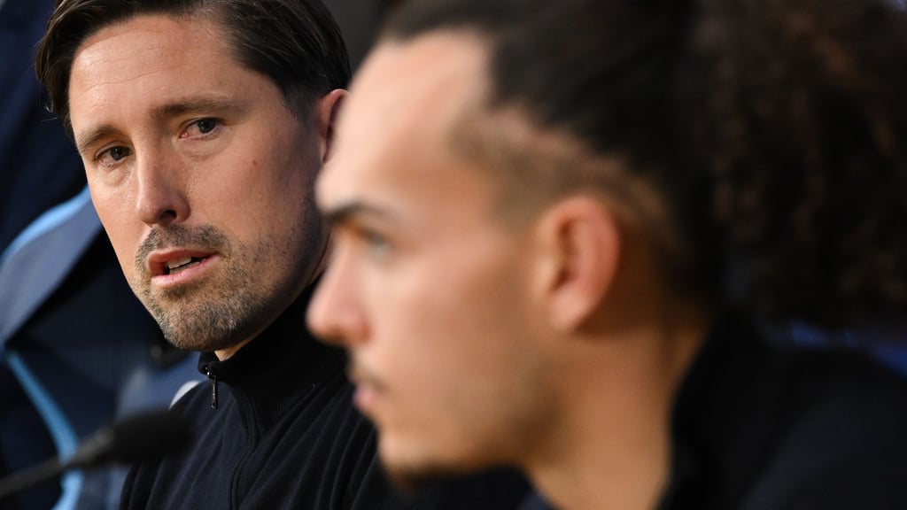 Co-Trainer Jan Fießer (l) vertrat den erkälteten Eintracht-Chefcoach Dino Toppmöller auf der Pressekonferenz.