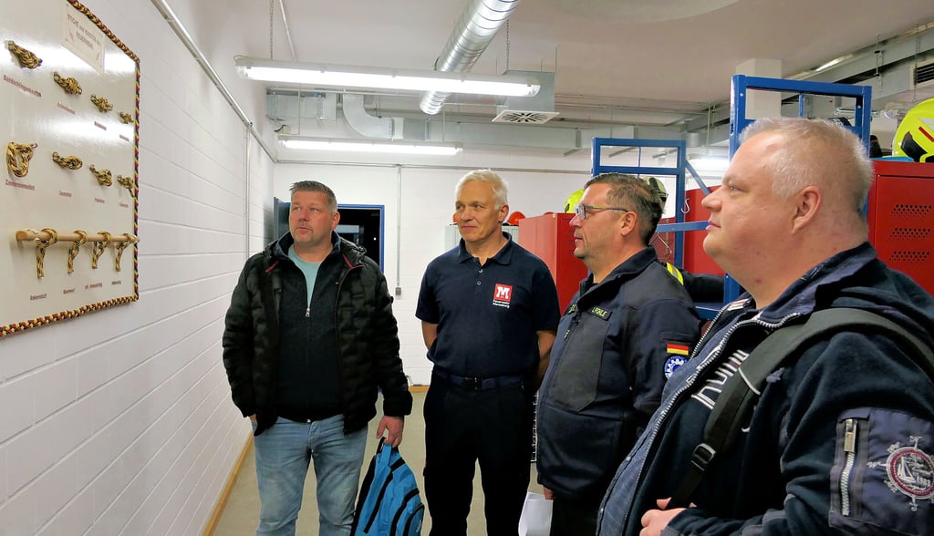 Michael Jahn (2. v. l.) begutachtet mit den künftigen Meuschauer Kameraden Peter Winkler, Lars Pohle und Enrico Sempert die Feuerwehrknoten. 