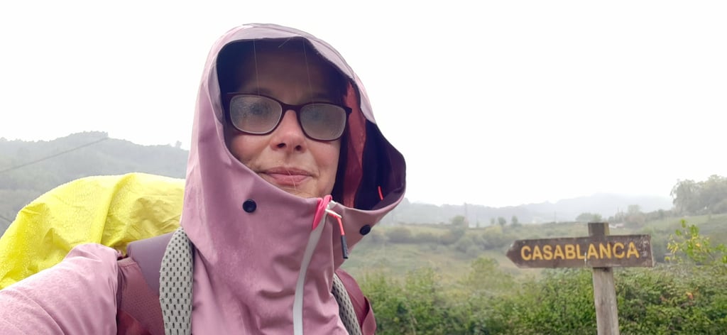 Pfarrerin Ingrid Gätke auf dem Jakobsweg – bei jedem Wetter. 