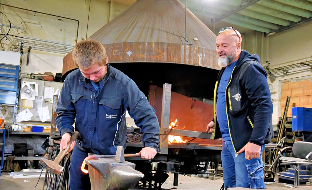 Das Eisen schmieden, solange es heiß ist: Chef Frank Schönemann (re.)  zählt auf seinen Auszubildenden Jason Maximilian Wolff.