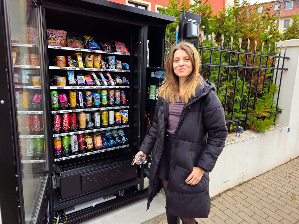 Laura Strohschneider betreibt seit kurzem gegenüber vom Bahnhof einen Snack-Automaten.