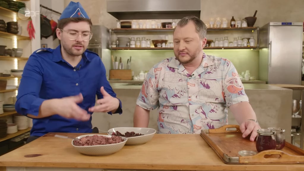 TV-Koch Sebastian Lege (rechts) legte sich zuletzt mit den Halloren-Kugeln und den Kathi-Backmischungen an. Vor einigen Jahren probierte er sich bereits an dem DDR-Klassiker "Tote Oma".