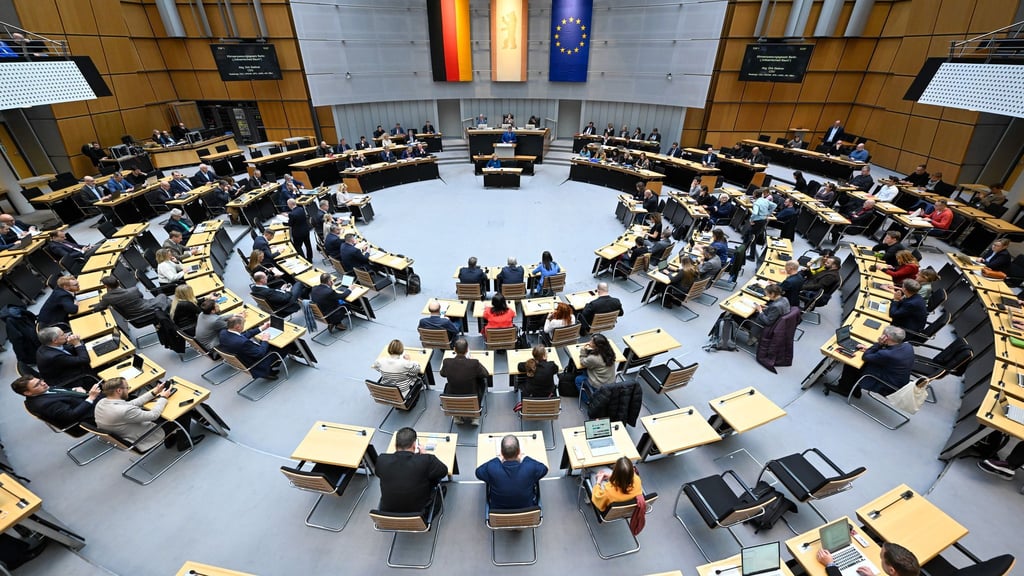 Das Berliner Abgeordnetenhaus kam für den Beschluss des Klimaanpassungsgesetzes zu einer Sondersitzung zusammen.