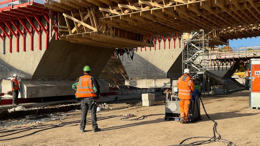 An diesem verhältnismäßig kleinen Pult, wurde der Einschub der tonnenschweren Bahnbrücken über die beiden Pressen gesteuert. Zwölf Meter pro Stunde betrug die Geschwindigkeit der Brücken beim Einschub.