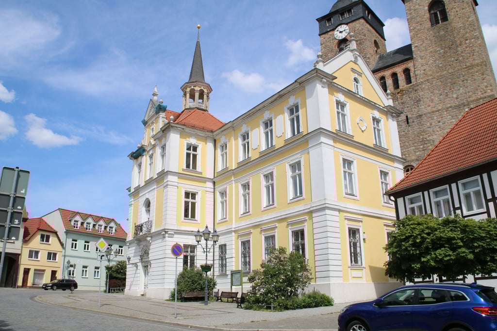 Das Burger Rathaus ist einmal durchsaniert. 