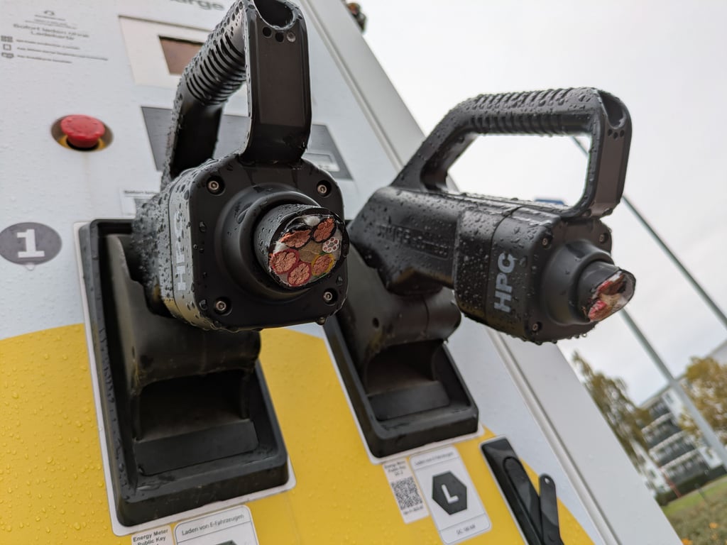 Zahlreiche E-Ladesäulen in Schönebeck und Staßfurt wurden Ziel von Vandalismus oder Diebstählen. Die Ladekabel wurden gekappt, so wie hier bei einer Vattenfall-Ladestation.