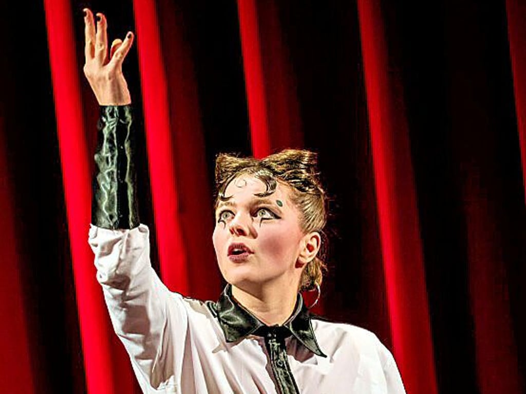 Annemarie Hörold als fraulicher Mephisto am neuen theater in Halle